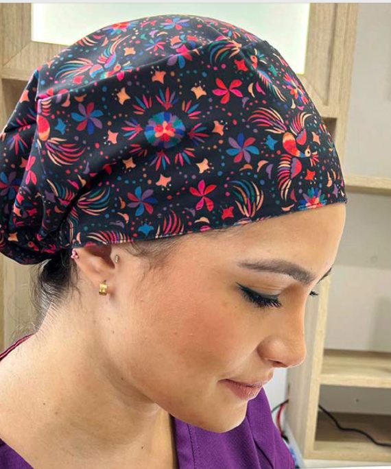¡Pura facha y energía con este gorro quirúrgico de ave fénix multicolor!Ideal para quienes no se apagan ni en los días más pesados.