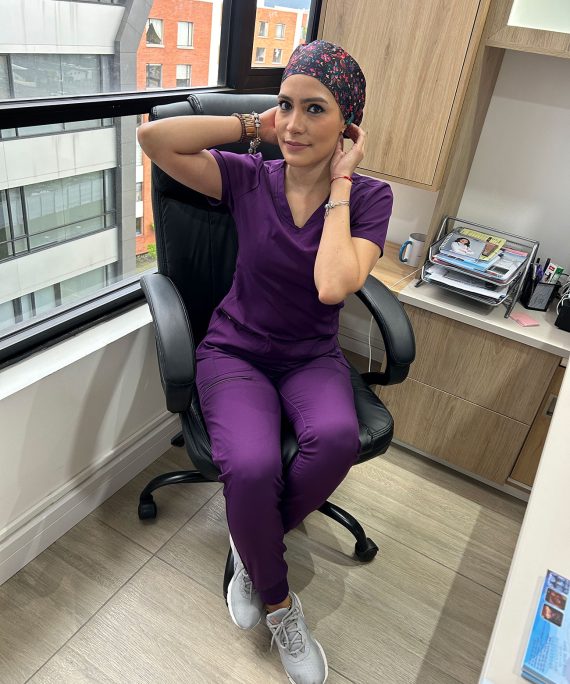 ¡Pura facha y energía con este gorro quirúrgico de ave fénix multicolor!Ideal para quienes no se apagan ni en los días más pesados.