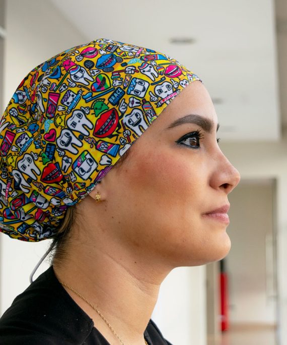 Nuestro gorro quirúrgico para odontólogos es una explosión de color, dientes felices y buen humor. Perfecto para destacar entre brackets, risas y sonrisas.