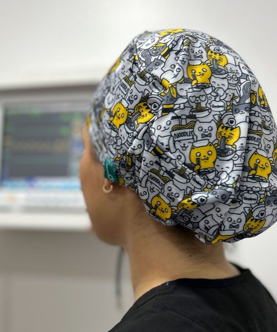 Gatitos + fideos = pura ternura. 🐱🍜Un gorro quirúrgico divertido y original, perfecto para amantes de los gatos con buen gusto y mucho estilo.