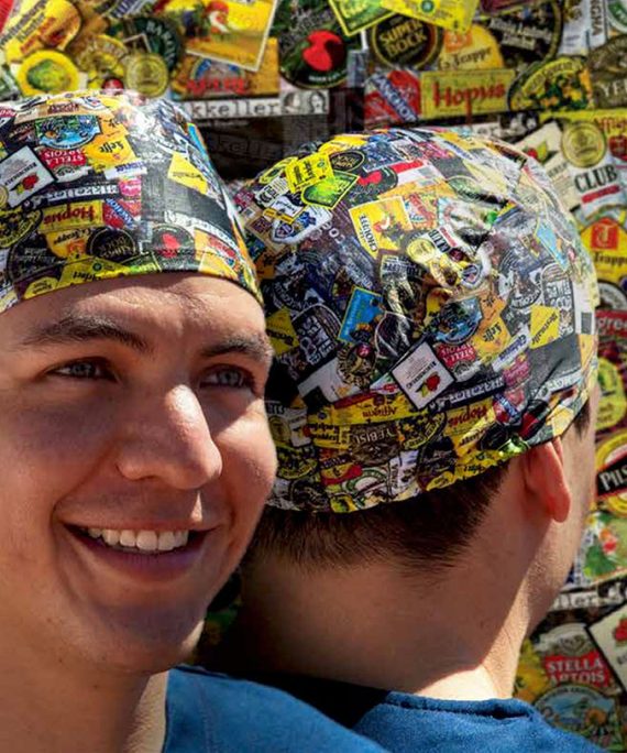¡Para los que saben disfrutar dentro y fuera del quirófano! Gorro quirúrgico en collage con cervezas ecuatorianas y del mundo. Estilo único, lleno de sabor, perfecto para profesionales de la salud con personalidad.