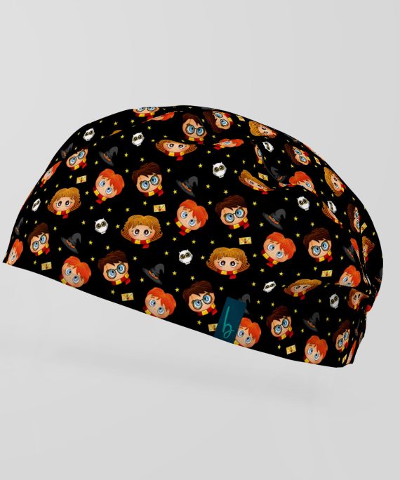 Luce nuestro gorro quirúrgico con adorables ilustraciones de Harry, Hermione y Ron. Un diseño encantador para médicos fans del mundo mágico.