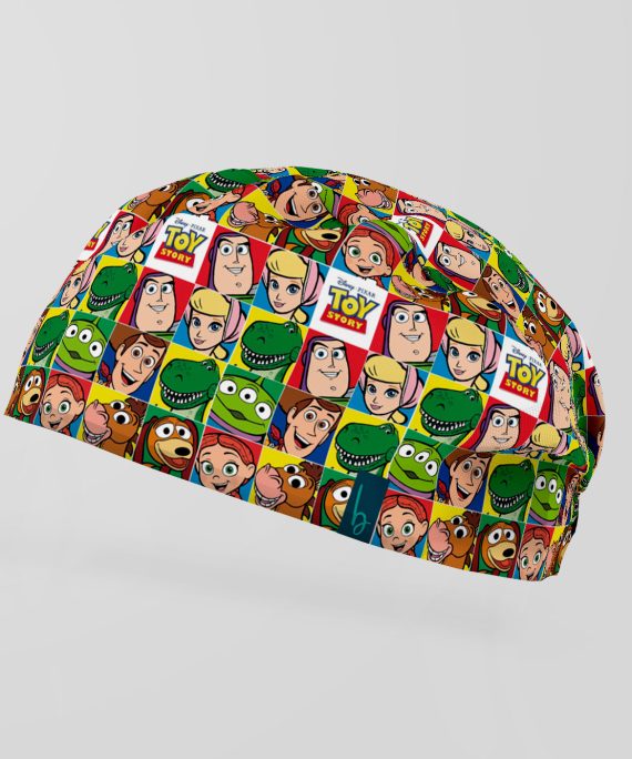 Gorro quirúrgico “Toy Story Collage” Colorido, nostálgico y lleno de personajes que marcaron generaciones. ¡Comodidad con un toque de aventura!