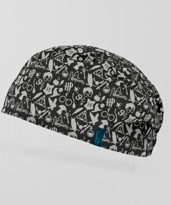 Magia en cada detalle. Nuestro gorro quirúrgico con íconos vectoriales del mundo de Harry Potter es sutil, moderno y lleno de encanto. ✨ Ideal para fans que quieren un toque mágico sin perder estilo.