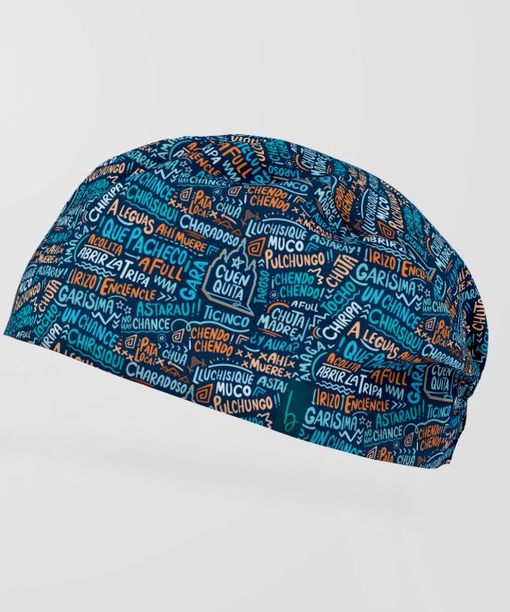 ¡Con este gorro sí que vas a estar pintado! Directo desde el corazón de Cuenca, llega este gorro quirúrgico lleno de color, buena vibra y esos dichos que nos sacan una sonrisa. “Pulchungo!”, “Lluchisique”, “Chendo”… Aquí están todos con cariño y orgullo.