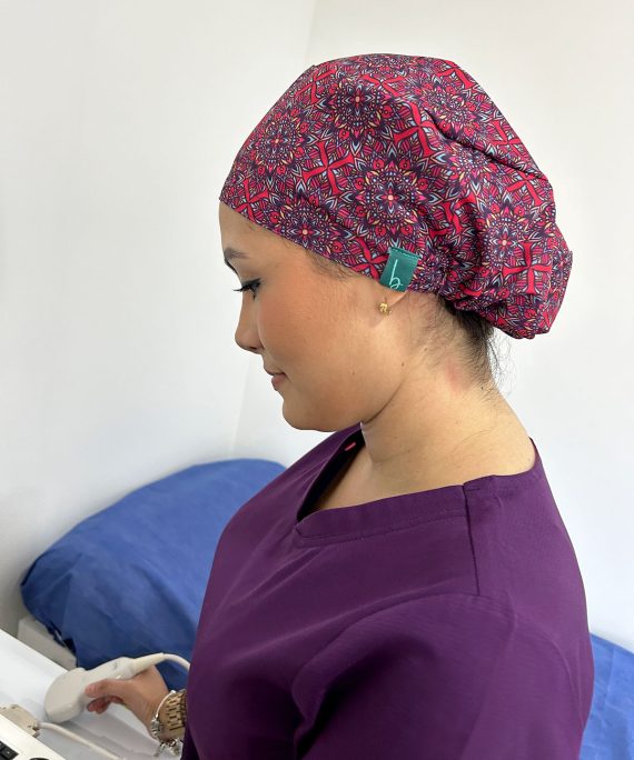 Los mandalas en vibrantes tonos rojos, rosados y celestes le dan a este gorro quirúrgico un estilo único que transmite calma y equilibrio. Ideal para profesionales que buscan comodidad, seguridad y un detalle especial que los haga destacar en cada jornada.