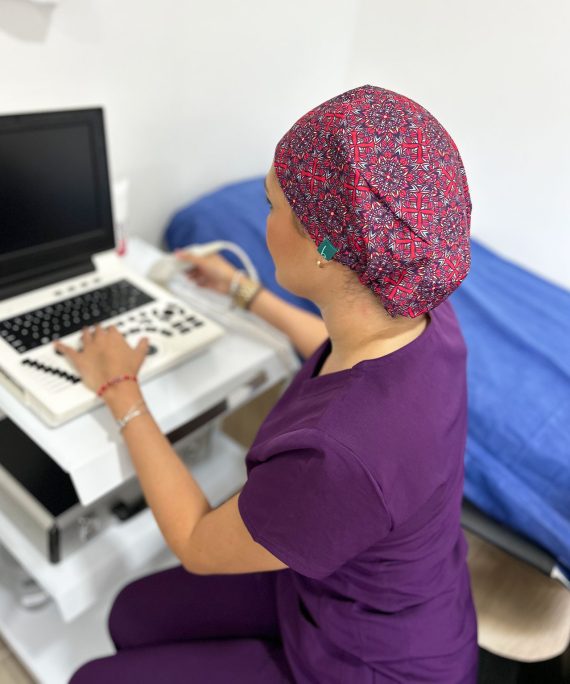 Los mandalas en vibrantes tonos rojos, rosados y celestes le dan a este gorro quirúrgico un estilo único que transmite calma y equilibrio. Ideal para profesionales que buscan comodidad, seguridad y un detalle especial que los haga destacar en cada jornada.
