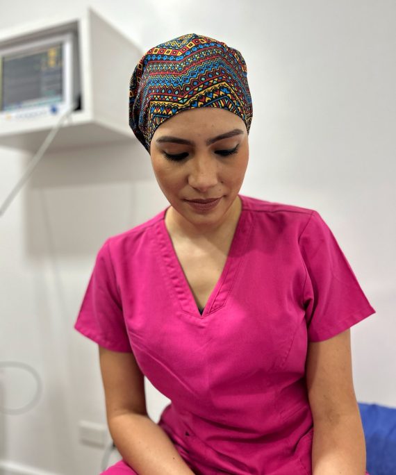 Un diseño moderno y vibrante con patrones tribales en los intensos tonos cian, magenta, amarillo y negro. Perfecto para quienes buscan comodidad, estilo y un toque único de color en cada jornada.