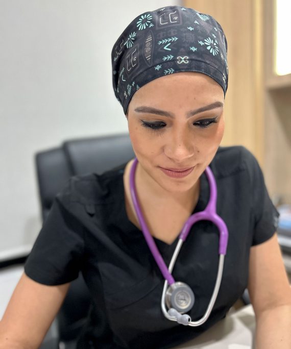 Inspirado en la fuerza y el arte de las culturas ancestrales, este gorro quirúrgico con patrones tribales aporta un estilo único y lleno de personalidad. Su diseño colorido y simbólico no solo destaca, sino que también ofrece comodidad y seguridad para acompañarte en cada jornada.