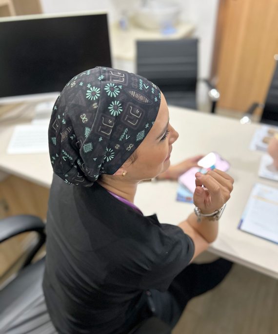 Inspirado en la fuerza y el arte de las culturas ancestrales, este gorro quirúrgico con patrones tribales aporta un estilo único y lleno de personalidad. Su diseño colorido y simbólico no solo destaca, sino que también ofrece comodidad y seguridad para acompañarte en cada jornada.