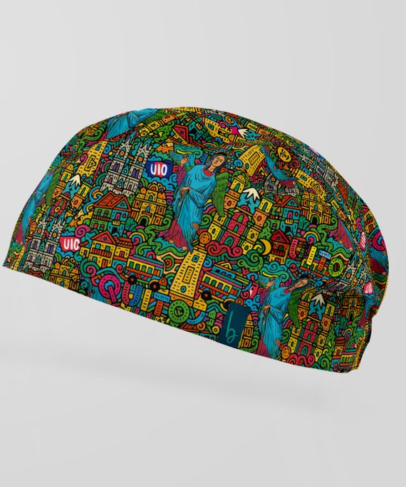 En cada trazo de este gorro late el corazón de Quito: sus cúpulas que tocan el cielo, sus calles que guardan historias, sus montañas que abrazan la ciudad como un secreto eterno. Los colores vibran como una mañana en el Centro Histórico, y las formas danzan como campanas que despiertan la fe y la memoria.