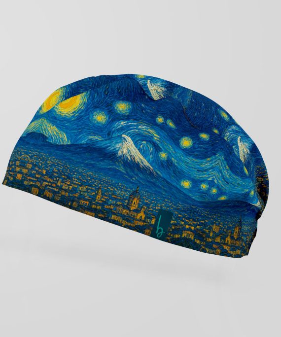 Lleva un pedacito de arte y Ecuador contigo. Este gorro quirúrgico combina la magia de La Noche Estrellada de Van Gogh, la majestuosidad del volcán Cotopaxi y el encanto iluminado de Quito. Un diseño vibrante, lleno de color y movimiento, que transforma cada jornada en un lienzo vivo.
