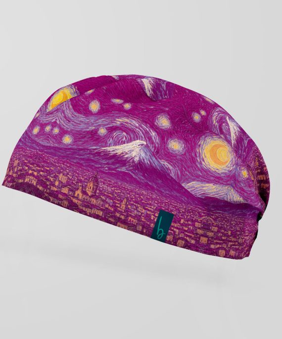 Lleva un pedacito de arte y Ecuador contigo. Este gorro quirúrgico combina la magia de La Noche Estrellada de Van Gogh, la majestuosidad del volcán Cotopaxi y el encanto iluminado de Quito. Un diseño vibrante, lleno de color y movimiento, que transforma cada jornada en un lienzo vivo.