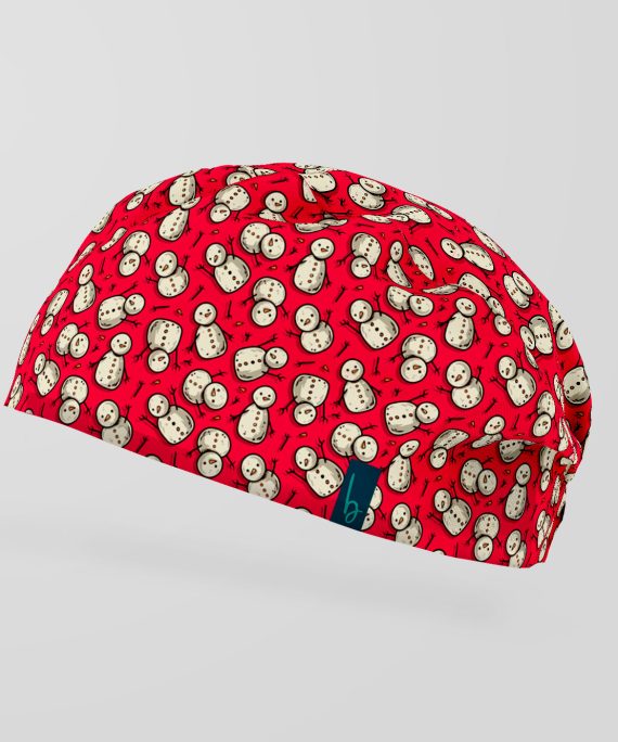 ¡Atención, atención! Este gorro quirúrgico viene invadido por una pandilla de mini muñequitos de nieve que se escaparon del Polo Norte para acompañarte en cada turno. Son pequeños, son adorables y tienen una misión clara: derretir el estrés… pero no ellos mismos.