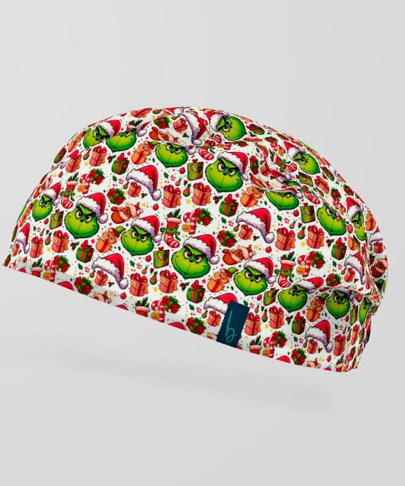 ¡Que la Navidad no te robe la sonrisa… pero sí el Grinch! Lleno de verdes traviesos, gorritos de Santa, regalos y dulces festivos le da un toque irreverente y alegre a tu jornada. Ideal para quienes aman la Navidad con un poquito de picardía, este gorro es ligero, suave y diseñado para acompañarte durante todo el día con estilo y personalidad.