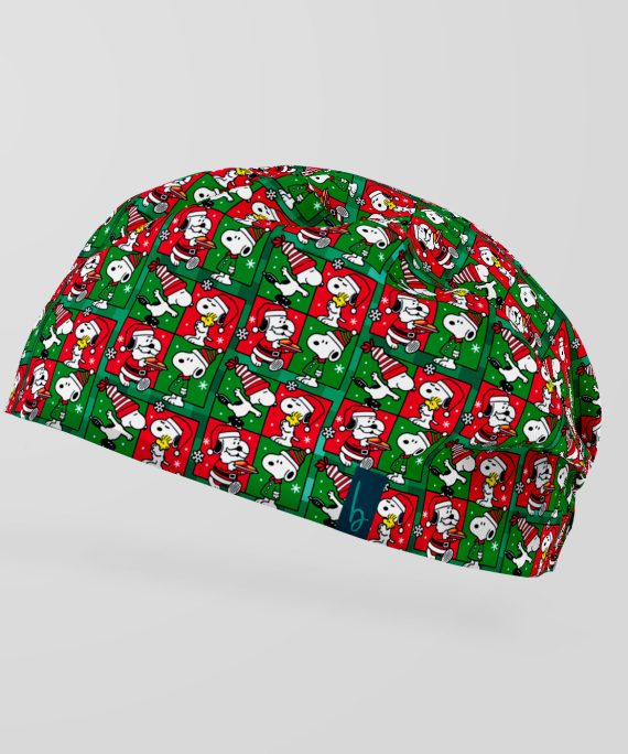 Este gorro quirúrgico trae a Snoopy listo para repartir alegría… y quizá uno que otro bailecito navideño en plena guardia. Ligero, cómodo y tan festivo que hasta tus pacientes querrán uno. ¡Póntelo y deja que la Navidad haga ronda contigo!