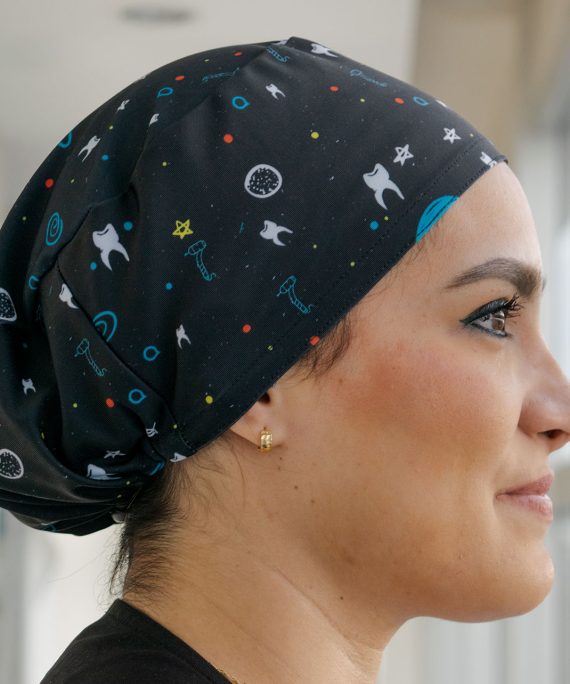 Lleva tu pasión por la odontología a otra galaxia. Inspirado en el universo, este diseño combina planetas, estrellas y detalles dentales sobre un fondo negro moderno y llamativo, perfecto para profesionales que quieren destacar sin perder el estilo clínico.