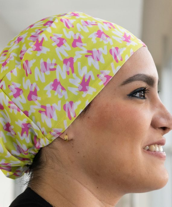El gorro quirúrgico Verde que te Quiero Pop está hecho para quienes llenan el quirófano de buena vibra. Su diseño alegre, con pinceladas rosas y blancas.