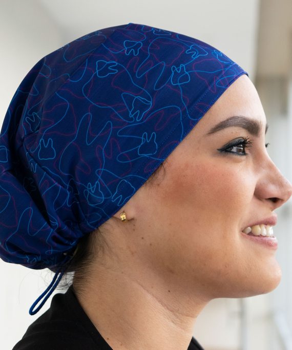 Su diseño de líneas dinámicas con formas dentales le da un toque moderno, creativo y lleno de personalidad, perfecto para quienes aman su profesión.