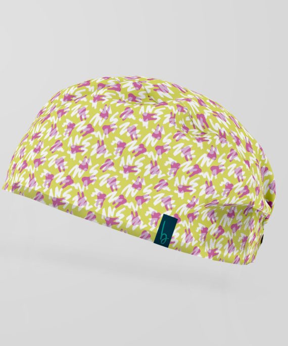 El gorro quirúrgico Verde que te Quiero Pop está hecho para quienes llenan el quirófano de buena vibra. Su diseño alegre, con pinceladas rosas y blancas.