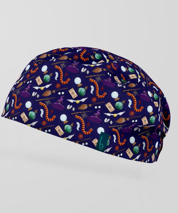 Porque no todos los superpoderes llevan capa… algunos llevan gorro. Midnight Magic convierte cada turno en una experiencia con estilo, mezclando símbolos mágicos, misterio nocturno y mucha personalidad.