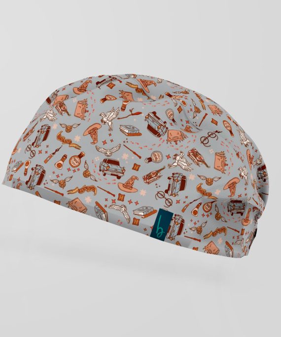 Inspirado en el universo de Harry Potter es perfecto para profesionales que saben que un poco de magia nunca sobra en el día a día. Con ilustraciones llenas de encanto y un diseño que roba sonrisas, aporta personalidad, energía y estilo a tu uniforme. Es ideal para quienes trabajan con pasión… y un toque de hechicería.