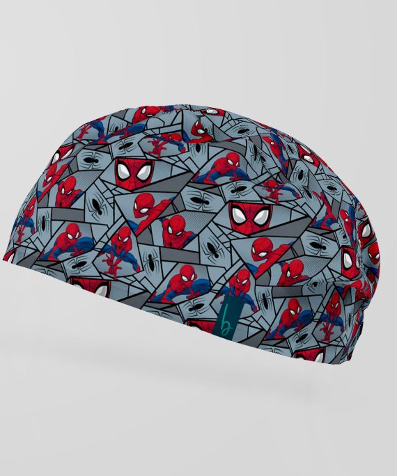 El Spider Scrub es para quienes no caminan al quirófano… ¡entran en modo acción! Diseñado para profesionales rápidos, ágiles y con reflejos quirúrgicos activados 24/7, este gorro convierte cualquier guardia en una misión épica. Porque sí… tal vez no te balanceas entre edificios, pero seguro te mueves entre salas como todo un héroe del turno.