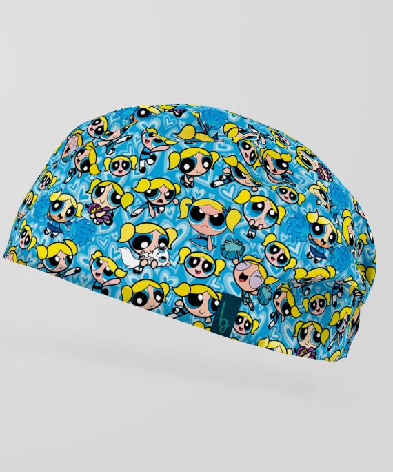 Bubbles Dream no es solo un gorro, es tu alter ego en modo adorable pero imparable. Inspirado en la energía dulce y valiente de Burbuja de The Powerpuff Girls, este diseño convierte cualquier turno en una misión secreta: salvar el día con estilo.