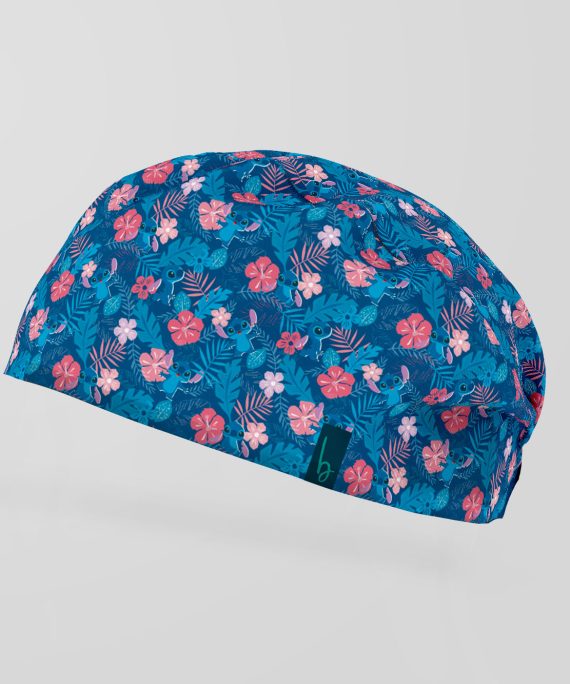 Directo desde una isla donde todo puede pasar… llega el gorro que mezcla lo mejor del paraíso con un toque de caos adorable. Inspirado en la energía única de Stitch, este diseño está lleno de hojas, flores y mini travesuras escondidas que lo hacen imposible de ignorar.