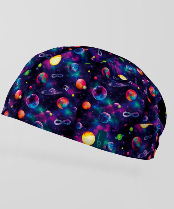 Atención tripulación: despegamos directo al quirófano… con escala en otra galaxia. Cosmic Spheres está inspirado en el icónico álbum Music of the Spheres de Coldplay, así que sí: básicamente llevas puesto un universo entero… pero versión quirúrgica y con muchísimo flow. 🌌🎶