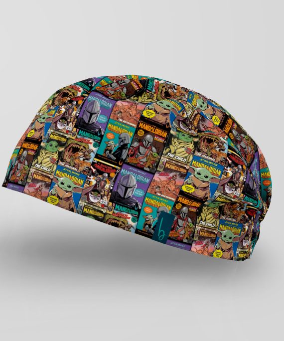 inspirado en los legendarios Mandalorians combina aventura, estilo retro y la ternura irresistible de Grogu en un diseño lleno de energía galáctica. Cada detalle recuerda las épicas historias de cazarrecompensas, armaduras Beskar y viajes por el universo, convirtiendo cada jornada médica en una misión digna de la galaxia. Porque incluso en quirófano… This is the Way. 🚀