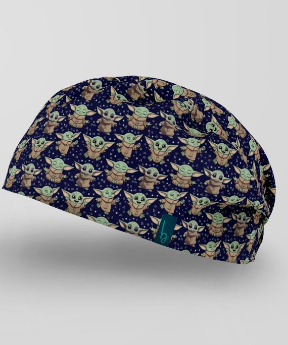 El favorito de otra galaxia llegó para acompañarte en cada guardia. Diseño exclusivo, cómodo y súper adorable para quienes llevan la fuerza… y el estilo.