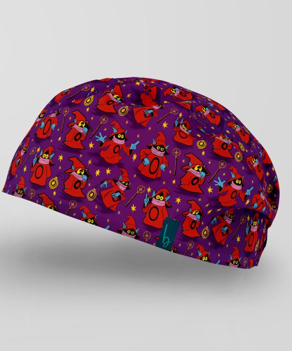 Directo desde Trolla y con la bendición del Castillo Grayskull, este gorro está hecho para los héroes del quirófano. Un diseño lleno de magia, nostalgia y color, porque incluso los turnos más largos merecen un poco de hechicería… ¡aunque Orko siga aprendiendo sus trucos!