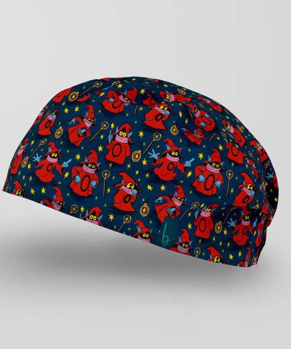 Directo desde Trolla y con la bendición del Castillo Grayskull, este gorro está hecho para los héroes del quirófano. Un diseño lleno de magia, nostalgia y color, porque incluso los turnos más largos merecen un poco de hechicería… ¡aunque Orko siga aprendiendo sus trucos!