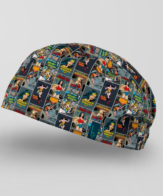 Revive la fuerza, el estilo y la esencia de una auténtica leyenda con nuestro gorro quirúrgico Wonder Woman Vintage Comics. Inspirado en las portadas y viñetas clásicas que marcaron generaciones, este diseño reúne la magia del cómic retro con la personalidad inconfundible de la heroína más icónica de todos los tiempos.