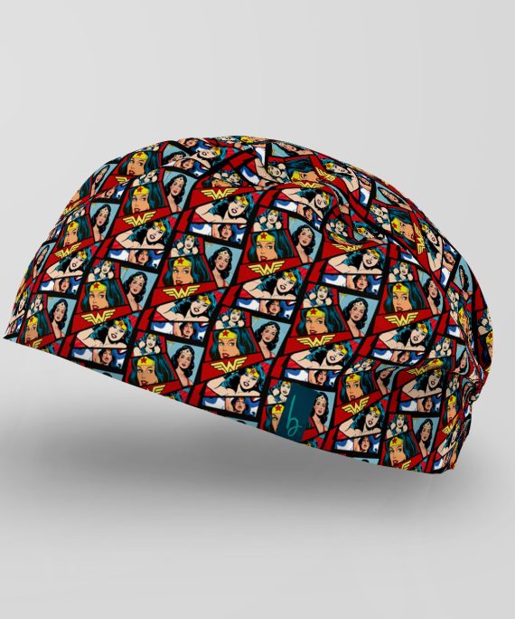 La leyenda nunca pasa de moda. ✨ Una de las heroínas más emblemáticas de todos los tiempos. Su diseño en collage retro captura la fuerza, el coraje y la elegancia que han convertido a Wonder Woman en un símbolo de inspiración a través de generaciones.