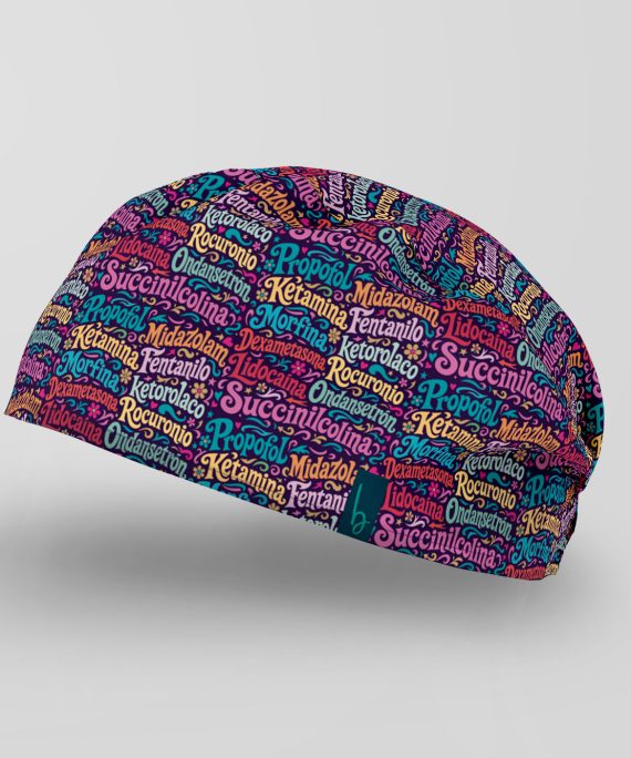 Dale color a cada procedimiento con Anestesia Neon, un gorro quirúrgico diseñado para quienes hacen de la precisión un arte. Su vibrante composición reúne los fármacos más emblemáticos de la anestesia en un diseño tipográfico lleno de energía y personalidad. Cómodo, ligero y perfecto para destacar dentro y fuera del quirófano.