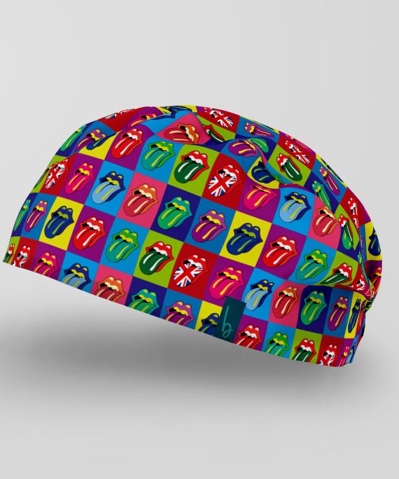 Combina la icónica lengua inspirada en una legendaria banda británica con un patrón vibrante de colores que transmite actitud, creatividad y personalidad.